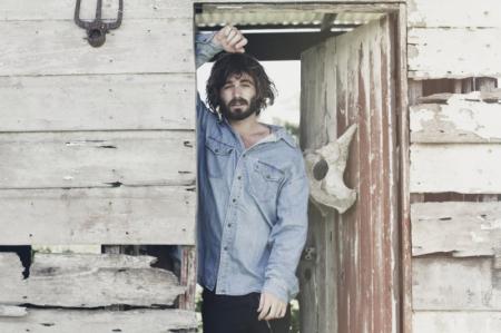 Montez sur scène aux côtés d’Angus Stone