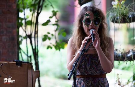 Lena Deluxe chante au balcon chaque vendredi